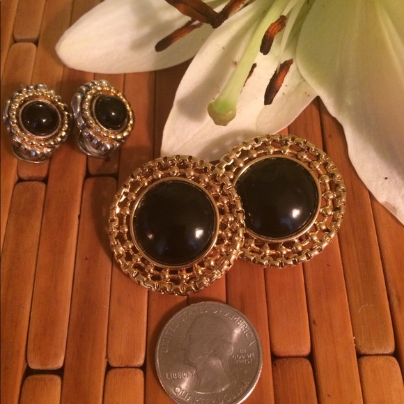 ⭐️2 pairs of Vintage 1980s Clip on Earrings⭐️ - Picture 3 of 3